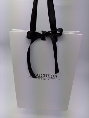 Bon prix Sauvegarde de l'espace sacs cadeaux pliables recyclés fabriqués à partir de papier blanc art avec logo personnalisable et couleur du ruban parfait pour le commerce de détail et de cadeaux en ligne