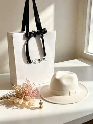 Bon prix Sacs cadeaux recyclés sacs en papier blanc élégant avec un arc décoratif et des poignées larges en ruban satiné offrant une texture et une forte reconnaissance en ligne