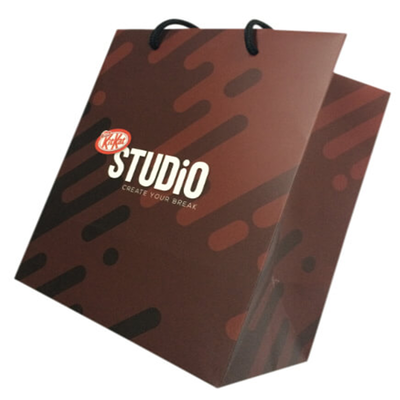 Bon prix Sacs cadeaux recyclés Sacs de magasinage en papier pliable avec poignées de corde tordues noires et options de taille personnalisées pour les cadeaux en ligne