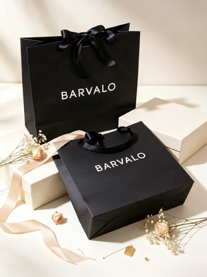 Bon prix Sacs cadeaux recyclés Sacs en papier noir mat avec poignées en ruban satiné et une stratification douce pour l'emballage de cadeaux haut de gamme en ligne