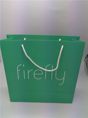 Bon prix Sacs cadeaux de luxe recyclés avec papier d'art gaufré de feuilles de bambou et finition mate, conçus pour l'exposition et l'emballage cadeau festif en ligne