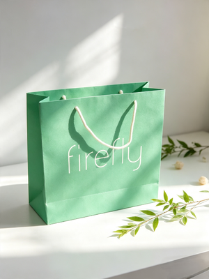 Bon prix Sacs cadeaux recyclés imprimés sur mesure avec traitement étanche laminé en option et estampage à chaud pour une présentation améliorée en ligne