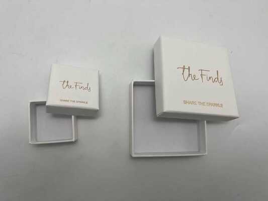 Bon prix Boîte de papier de bijoux personnalisée avec une surface stratifiée matte en carton rigide disponible dans un tiroir à couvercle pliable et deux styles de boîte à pièces avec gravure par estampage à chaud et impression UV online