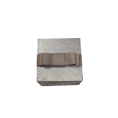 Bon prix Boîte de papier de bijoux personnalisée avec fermeture magnétique faite de carton gris enveloppé dans du papier spécialisé parfait pour l'emballage et la présentation de bijoux online