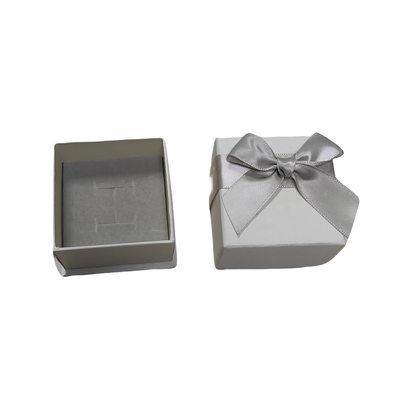 Bon prix Boîte en papier personnalisable pour bijoux avec papier artistique rigide gris, dorure à chaud, gaufrage et fermeture magnétique, idéale pour bagues, colliers, boucles d'oreilles online