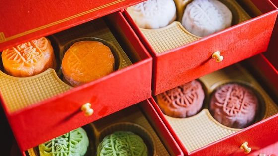 Bon prix Boîte élégante dure à Mooncake de cadeau de dessus de secousse de boîte d'emballage de biscuit de couleur de CMYK 4 en ligne