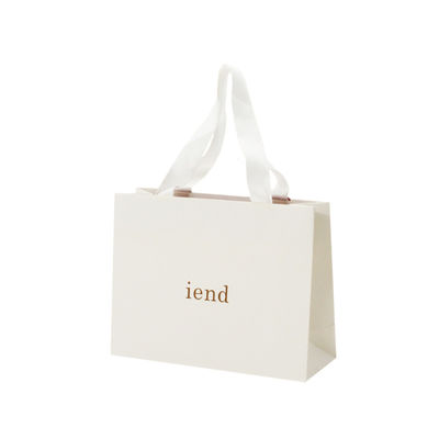 Bon prix La poignée de ruban imprimée par luxe met en sac le LOGO texturisé d'or de sacs de cadeau de Recyled en ligne