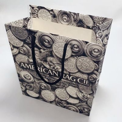 Bon prix Le cadeau de papier imprimé par coutume d'OEM met en sac la gravure Pritning commode pour porter en ligne
