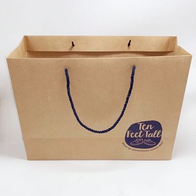Bon prix Sacs de papier réutilisés de cadeau imprimés par coutume de sacs en papier de Papier d'emballage avec la corde en nylon en ligne