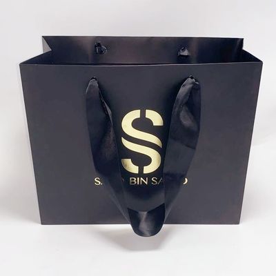 Bon prix Sacs à provisions de papier imprimés par coutume en soie noire exquise de poignée de sac de papier d'emballage en ligne