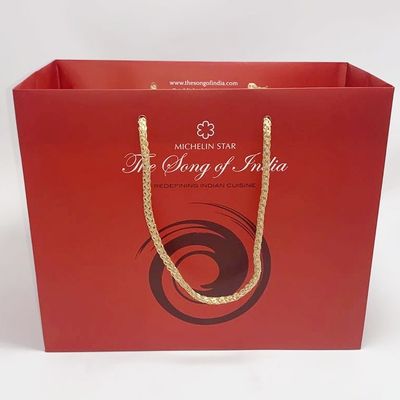 Bon prix Le cadeau réutilisé personnalisé met en sac des sacs de cadeau de papier de carte de boutique avec la poignée de pp en ligne