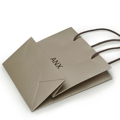 Bon prix Le cadeau recyclable de conception verte met en sac des sacs en papier de Papier d'emballage pour l'empaquetage de vêtements en ligne