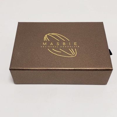 Bon prix Caisses d'emballage exquises adaptées aux besoins du client de chocolat avec le support intérieur de couleur d'or en ligne