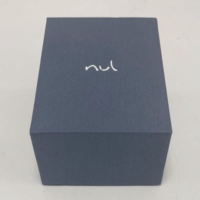 Bon prix L'emballage élégant de bijoux enferme dans une boîte la couleur grise, emballage fait sur commande de boîte à bijoux en ligne